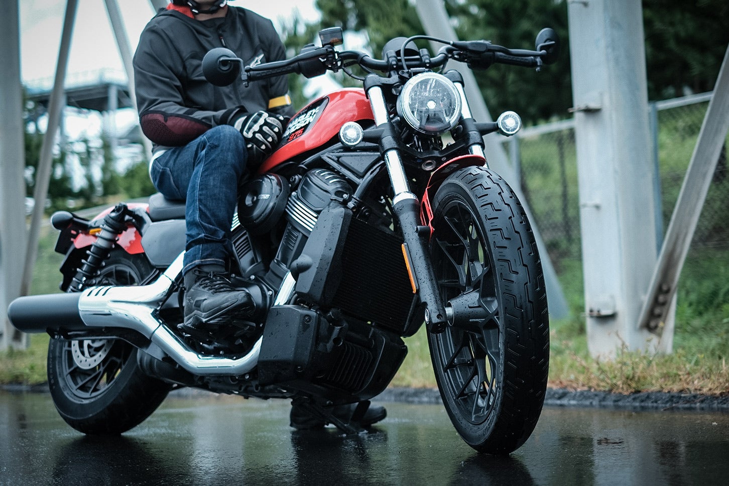 スポーツネイキッドながら705mmの低シート高を実現。従来モデルの715mmから10mm低くなり、足つき性がさらに向上している。