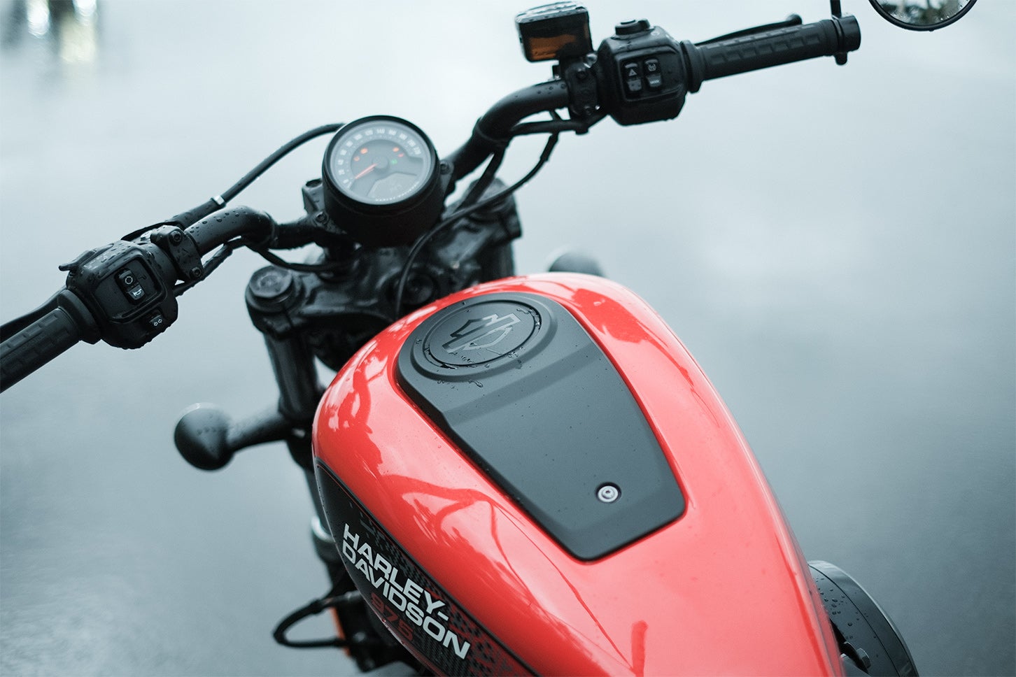 ハーレー伝統のXR750をモチーフにしたブラッドオレンジのタンクグラフィックを採用。ブラックホイールやクロームエキゾーストシールドと組み合わせることで、スポーティさと伝統を融合したスタイルに仕上げられている。