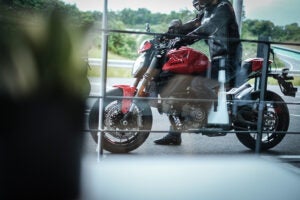 車両重量は175kgと軽量で、シート高も775mmと足つき性に優れる。スポーツネイキッドらしい扱いやすさと安定感が魅力だ。