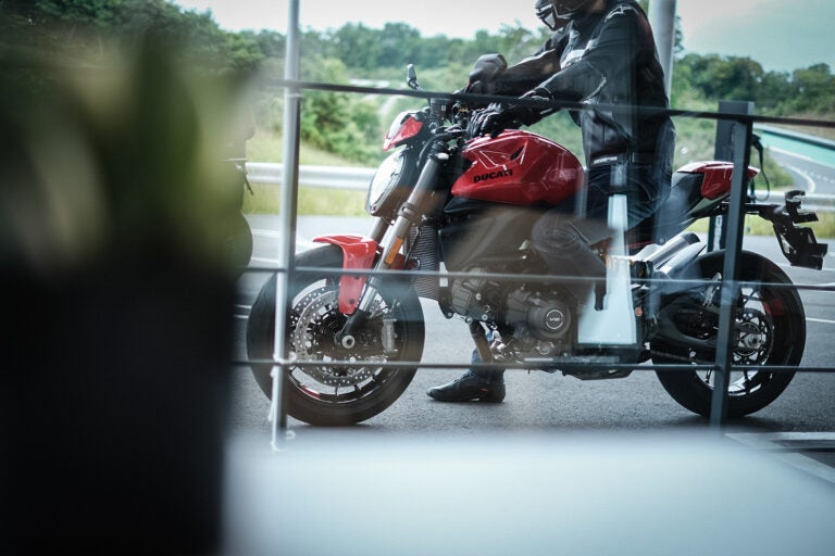 車両重量は175kgと軽量で、シート高も775mmと足つき性に優れる。スポーツネイキッドらしい扱いやすさと安定感が魅力だ。