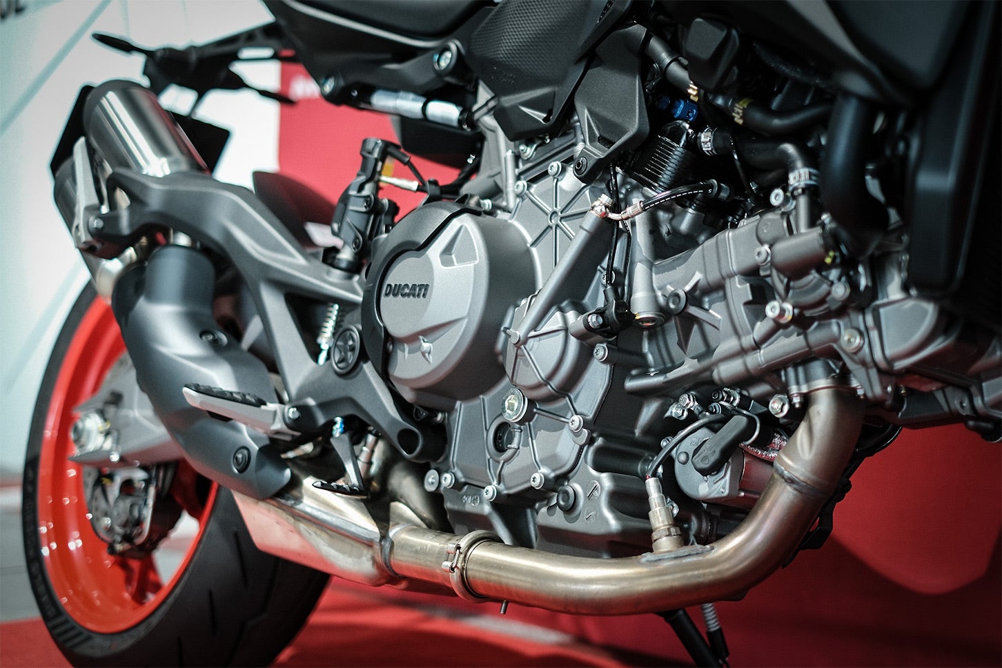 新開発の890cc V2ツインエンジンは、3000rpmで最大トルクの70％、4000〜10000rpmでは80％を発揮する幅広いパワーバンドが特徴。