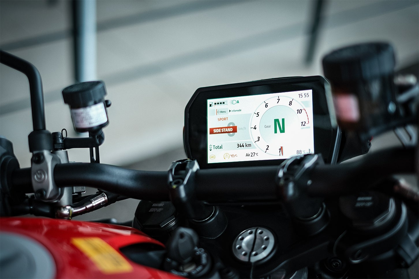 先代モデルよりも16％大型化した5インチディスプレイを採用し、視認性や操作性が向上した。