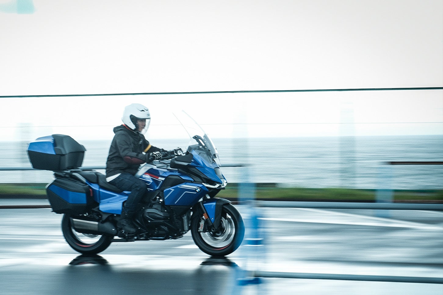 堂々たる車格ながら、0-100km/h加速は約3.7秒。1300ccボクサーエンジンは、長旅の快適性だけでなく、スポーティな走りも存分に楽しませてくれる。