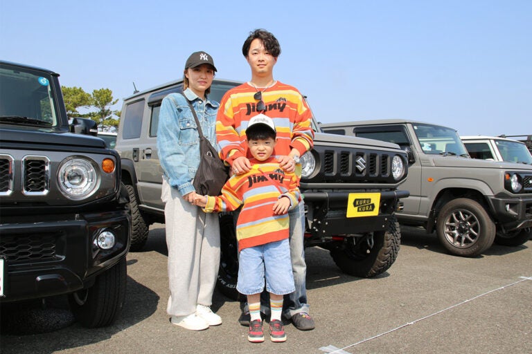 ジムニーオーナーのRyotoさんとご家族。息子さんとお揃いのジムニーのトップスがステキですね～！