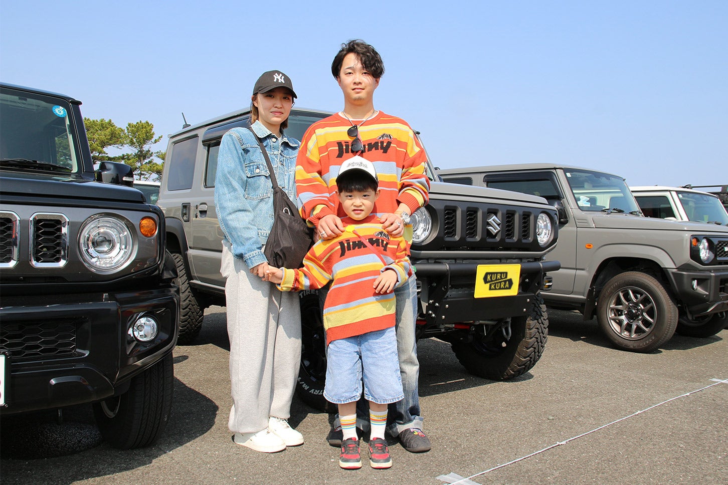 ジムニーオーナーのRyotoさんとご家族。息子さんとお揃いのジムニーのトップスがステキですね～！