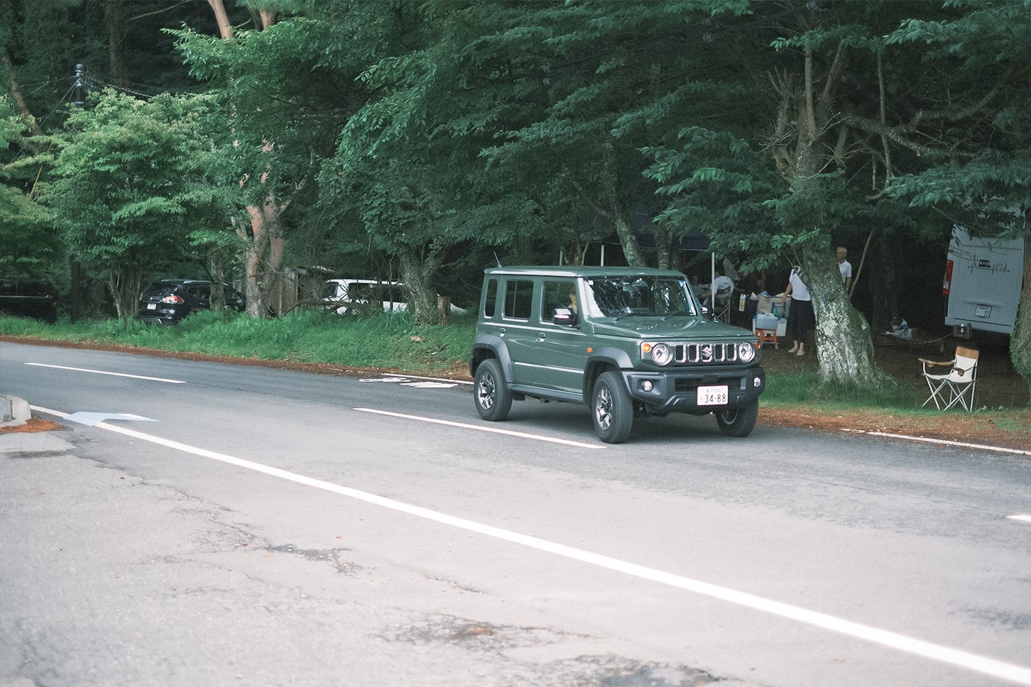 現行のジムニーは、街乗りでもアウトドアシーンでも映える、改めて完成度の高いデザインだと思う。