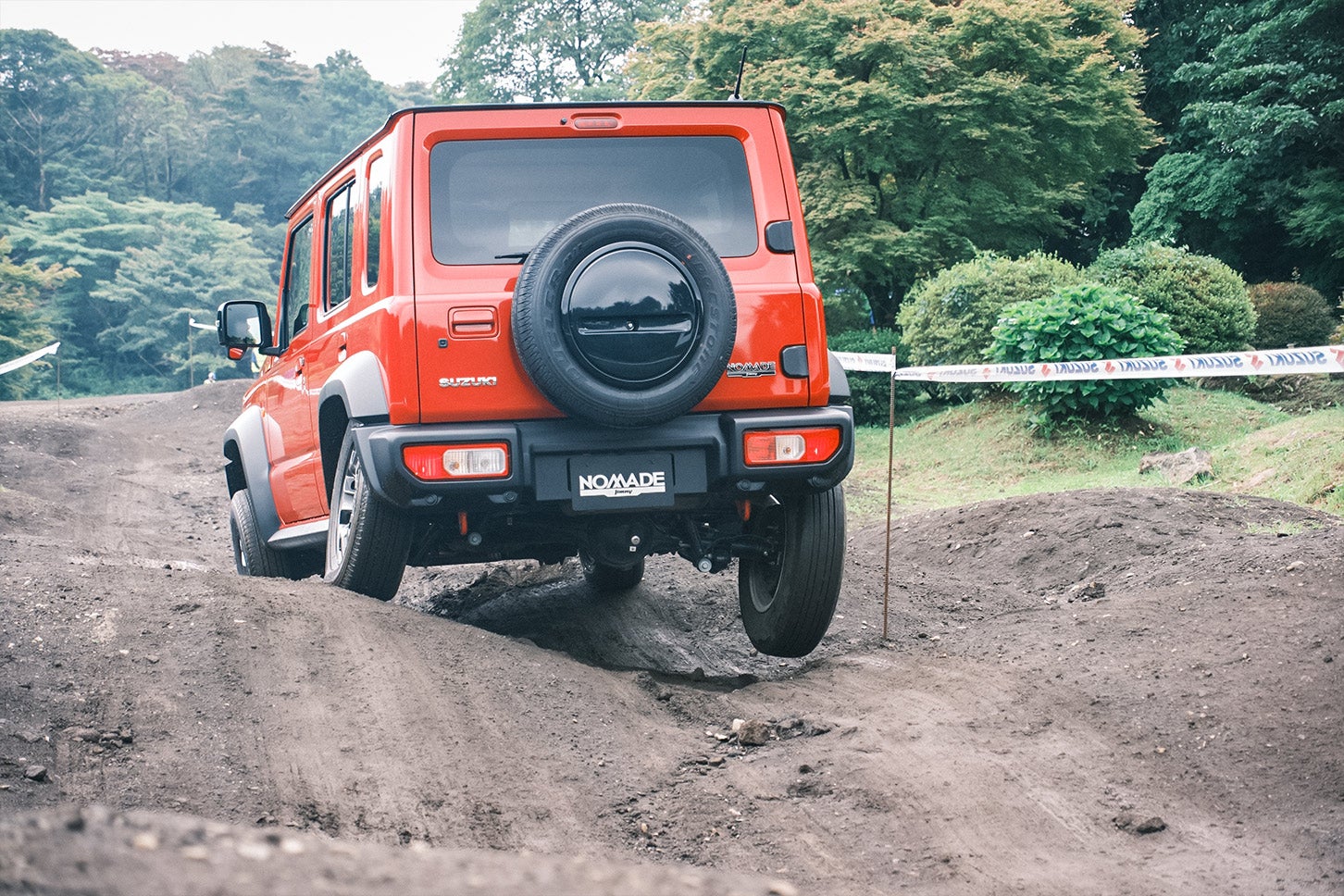 運転席から見るとかなり大きな凹凸に感じたモーグル路も、この通り！ 4Lモードではタイヤが空転するような場面でも、持ち前のトラクション性能で力強く前進してくれる。