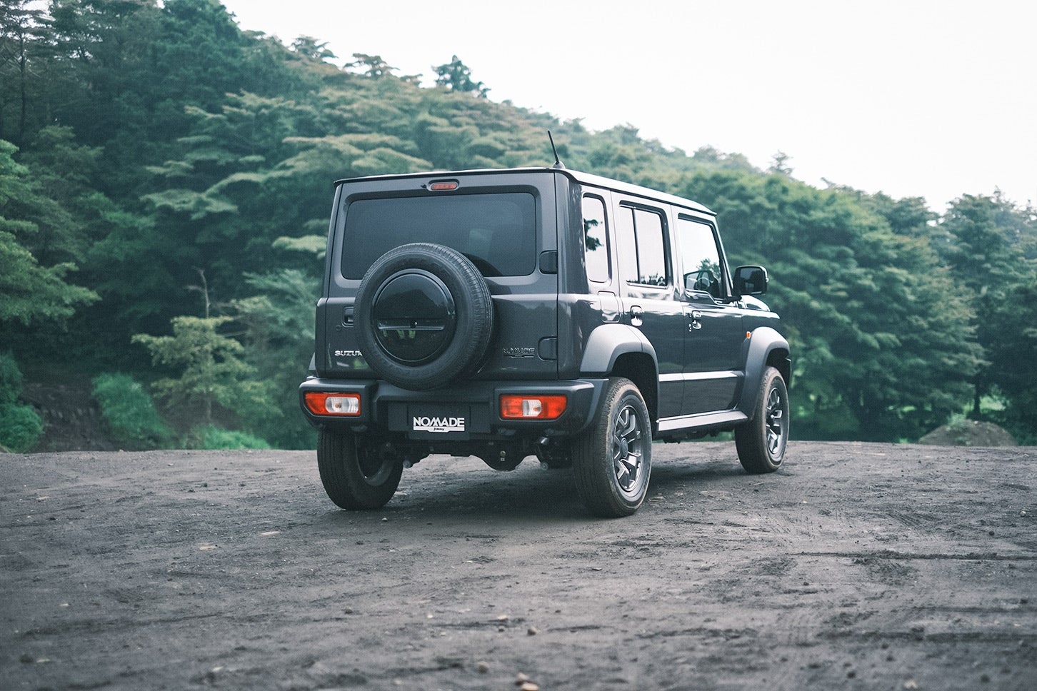 2型ジムニー ノマドでは、待望のグレー系カラーがラインナップに加わった。