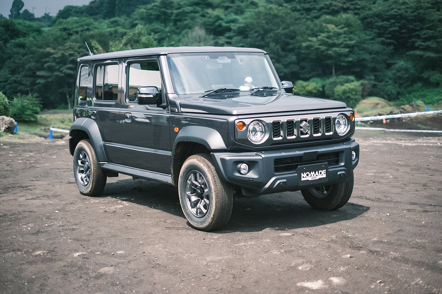 2型ジムニー ノマドでは、待望のグレー系カラーがラインナップに加わった。