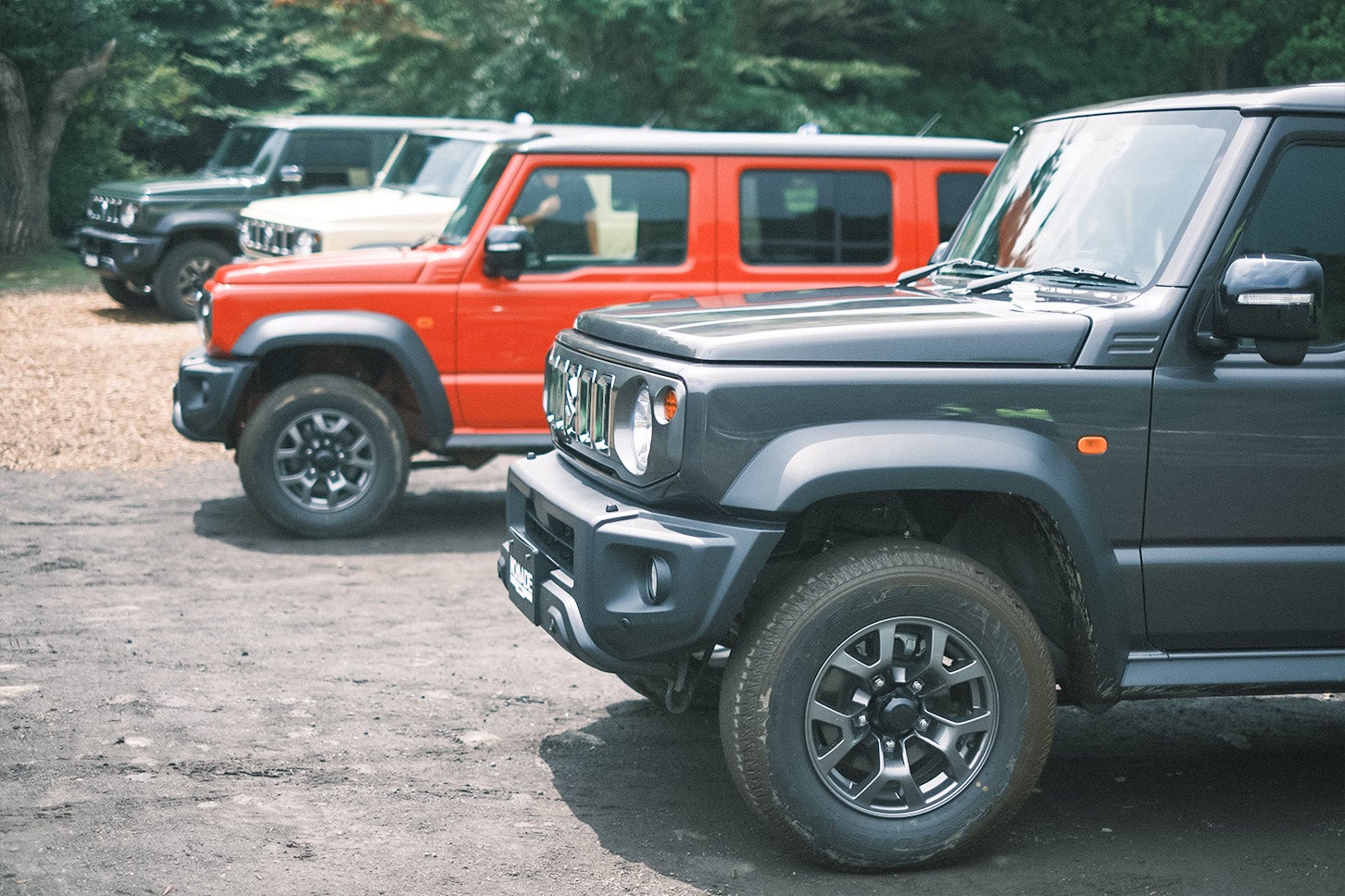 2型のジムニー ノマド発売のタイミングで、待望のグレーカラー（写真手前）がラインナップに追加！ 筆者も含め、グレー派は多いハズ。