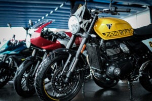 左から「スラクストン400」と「トラッカー400」。いずれも登場したばかりの、注目を集める新型モデルだ。