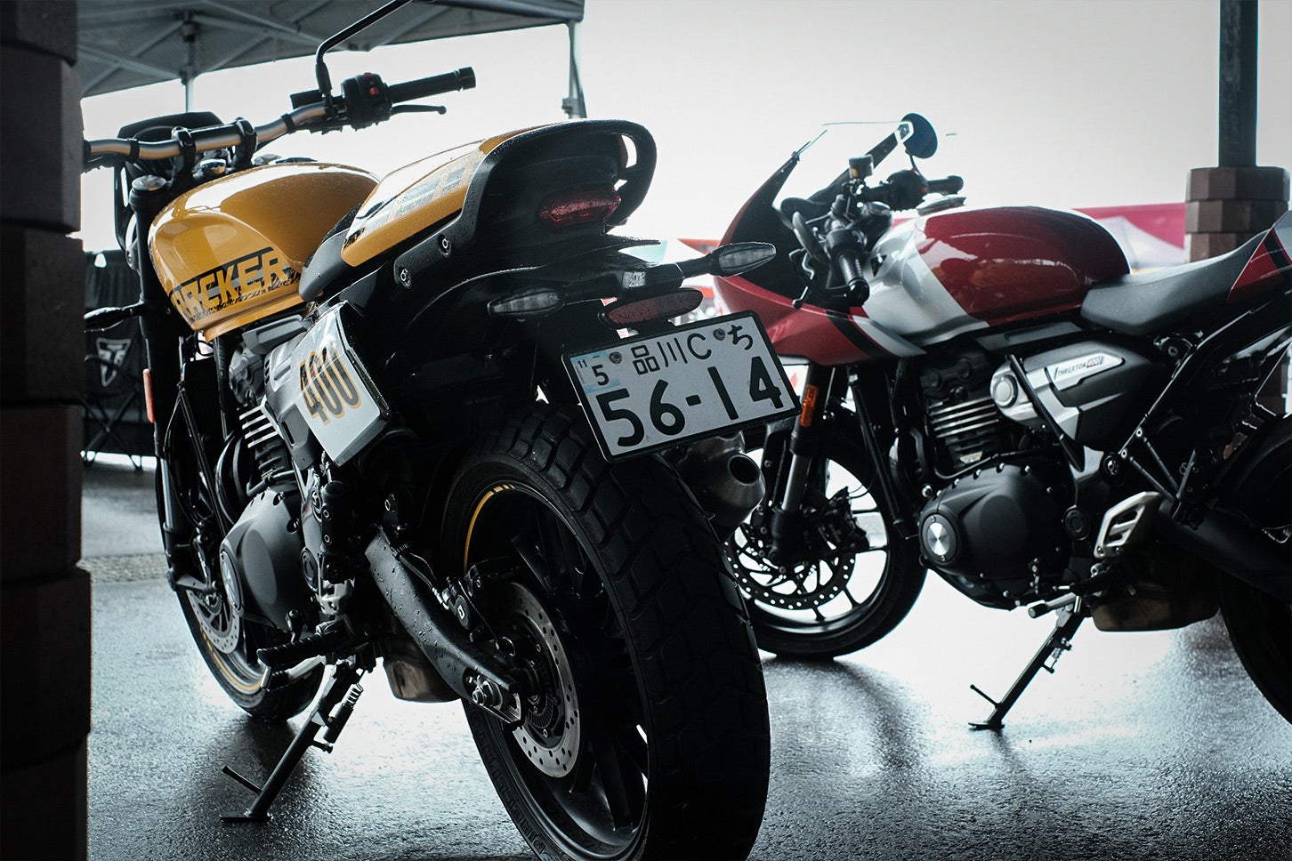 左からトラッカー400、スラクストン400