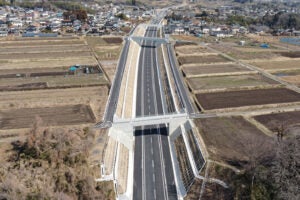 開通済みの西毛広域幹線道路（高崎西工区）の様子。