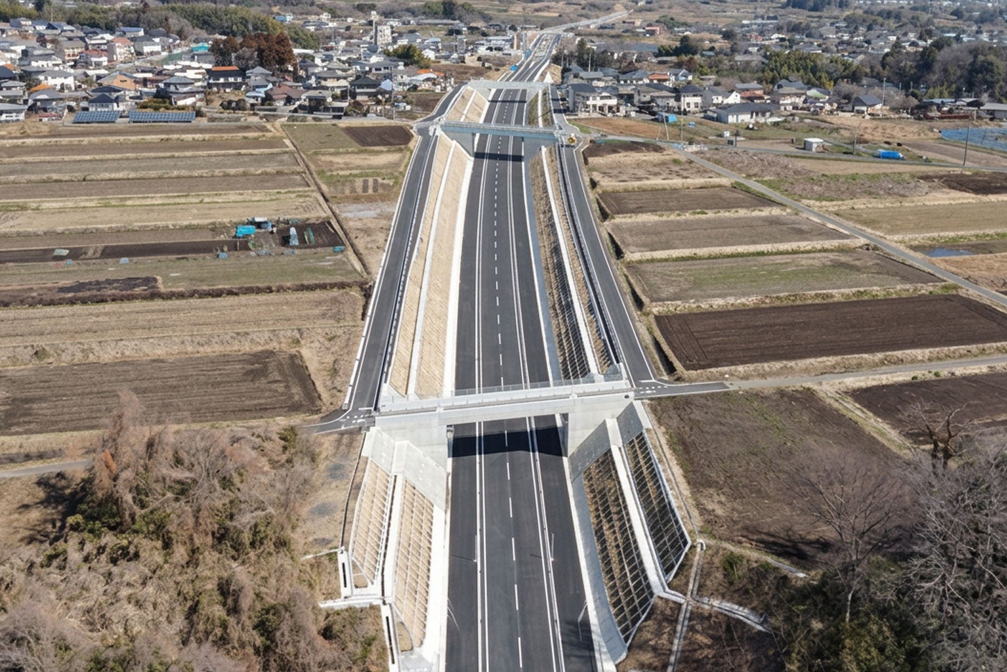 開通済みの西毛広域幹線道路（高崎西工区）の様子。