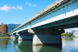 国道1号の瀬田川大橋。琵琶湖最南端部に架かる貴重な橋で、交通集中による渋滞が激しい