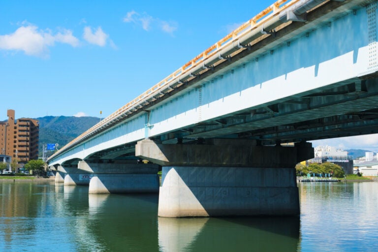国道1号の瀬田川大橋。琵琶湖最南端部に架かる貴重な橋で、交通集中による渋滞が激しい