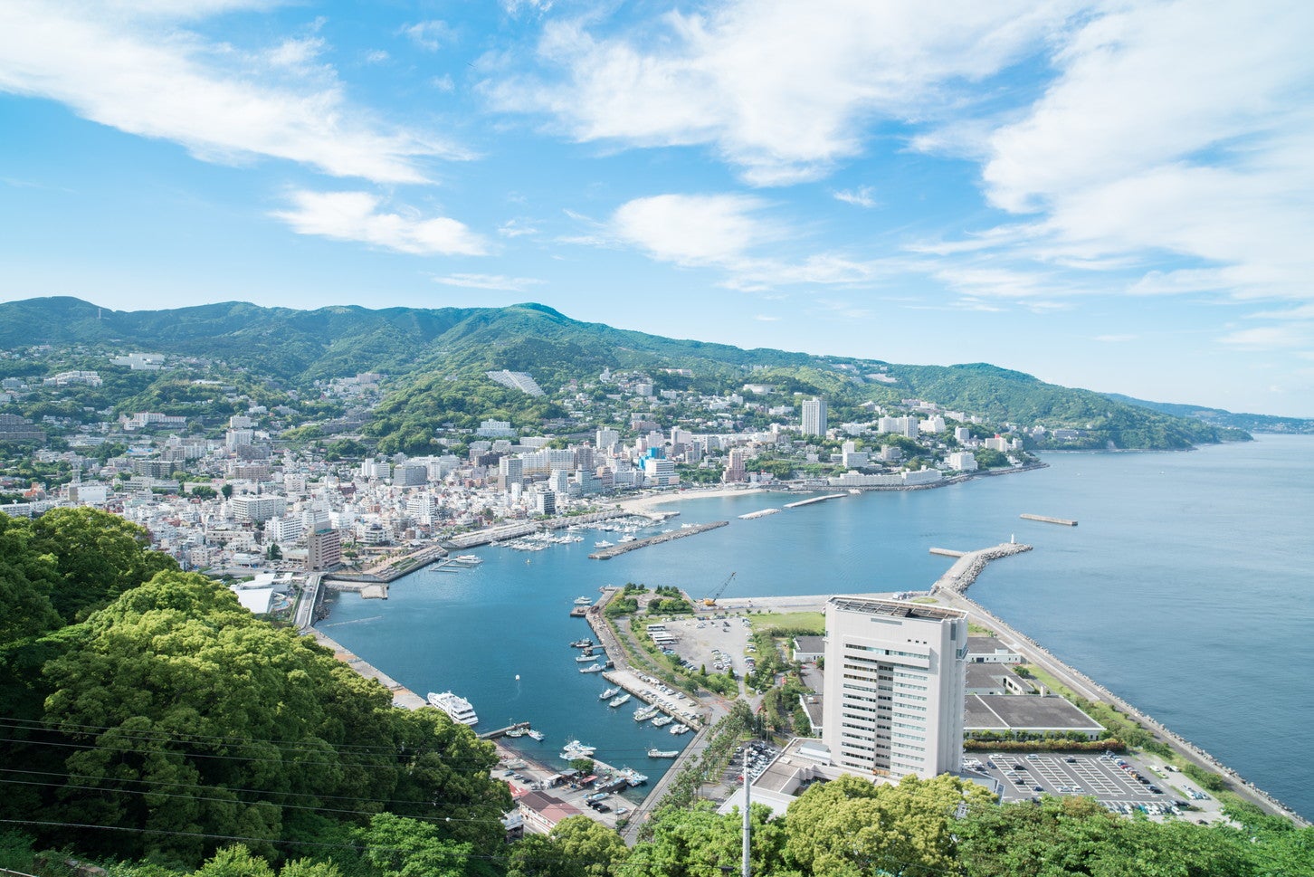 静岡県の熱海は日本有数の観光地である。　(c)takuMatsumoto – stock.adobe.com