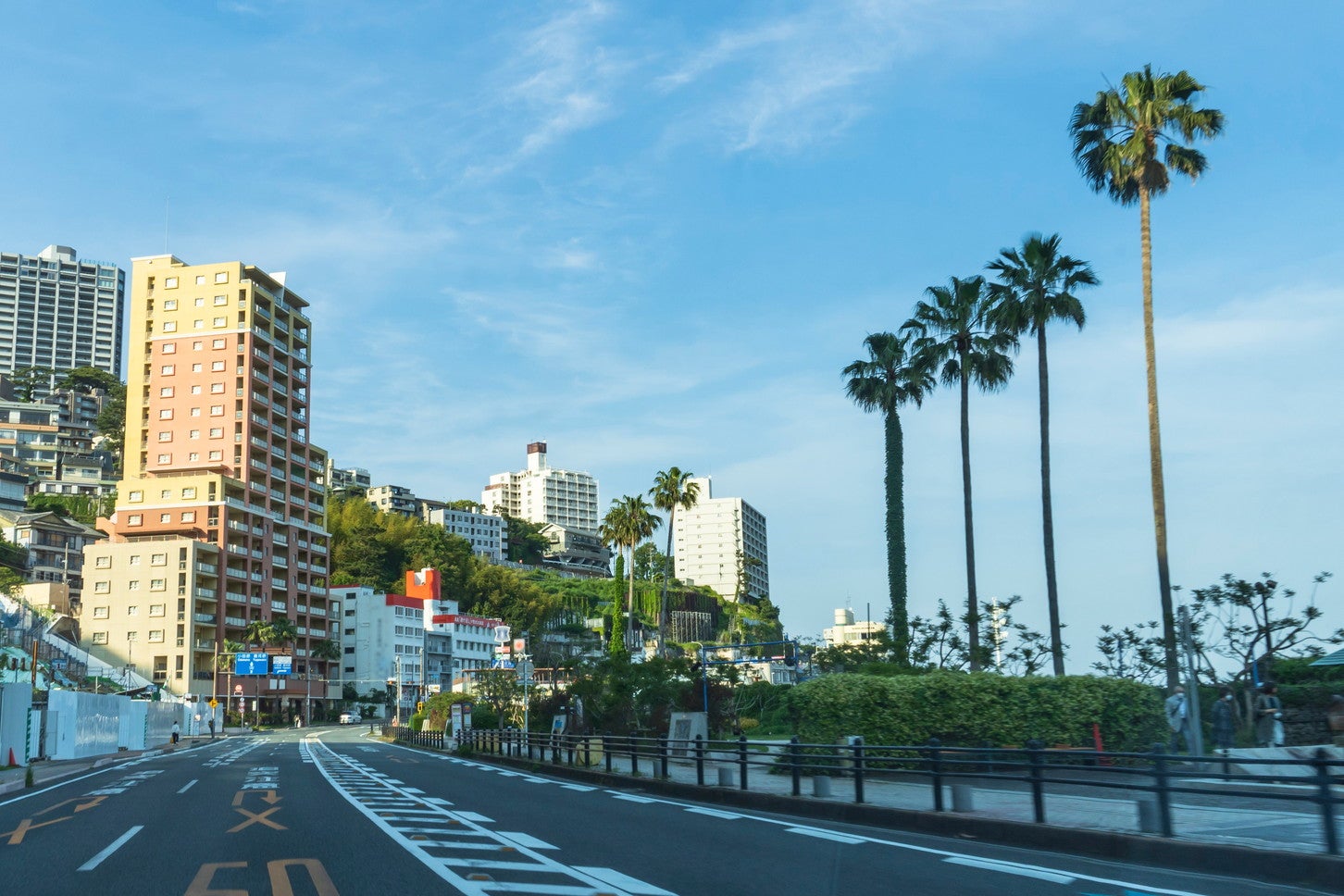 熱海駅付近の主要ルート国道135号は、長年渋滞に悩まされている。 (c)yumiko – stock.adobe.com