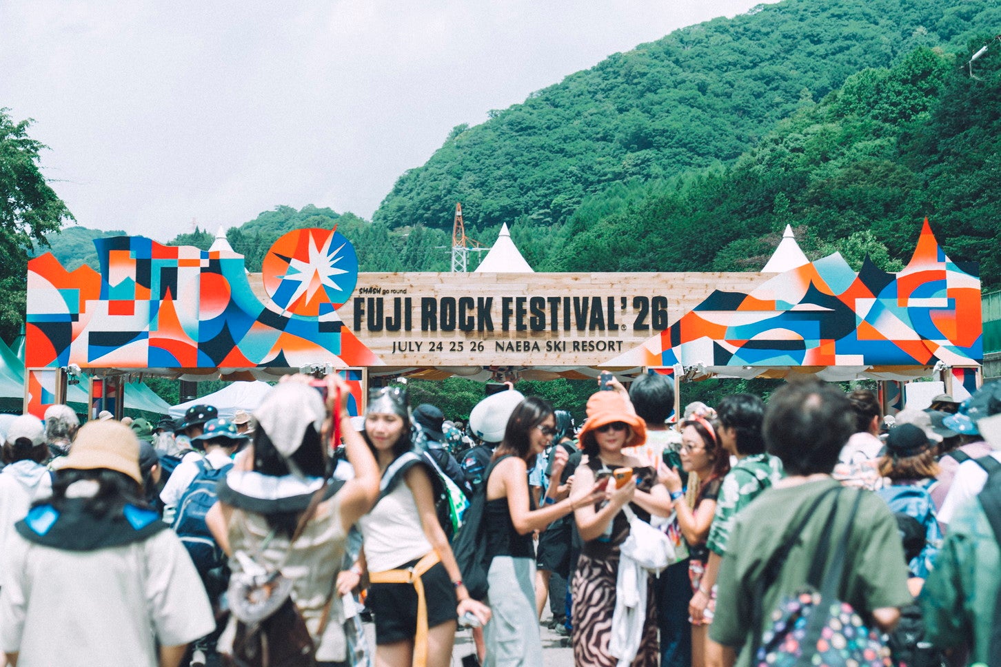 FUJI ROCK FESTIVAL ’26の入場ゲート。記念撮影をするフジロッカー達で盛り上がっていた。
