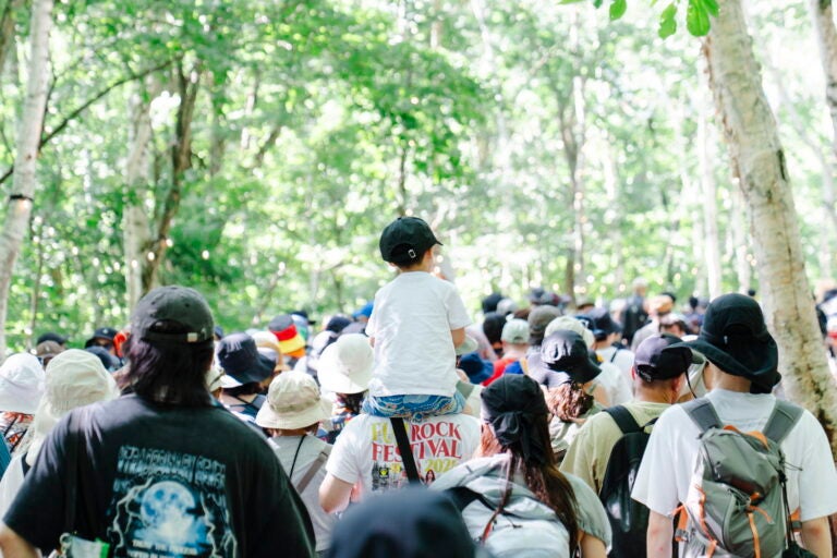 苗場へ向かう道のりから、自然の中で過ごす時間まで。世代を超えて楽しめるのがフェスの魅力。(c)YUJI.O