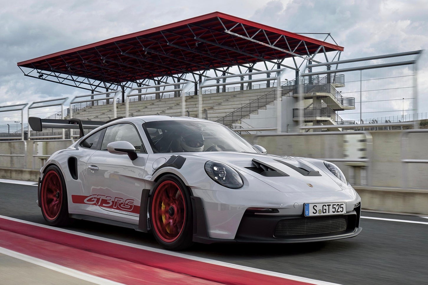 ポルシェ911 GT3 RS（992.1型）｜「公道走行が可能なレーシングバージョン」とも紹介できる“RS”の記号が与えられたモデルでは、巨大なリヤウイングを筆頭にホイールアーチ・ベントやワイドなサイドスカート、低く前方にせり出したチンスポイラーなど様々な空力付加物を各部に採用。現行の992.1型GT3 RSのダウンフォースは285km/h時に計860kgを発生する。Cd値は0.39