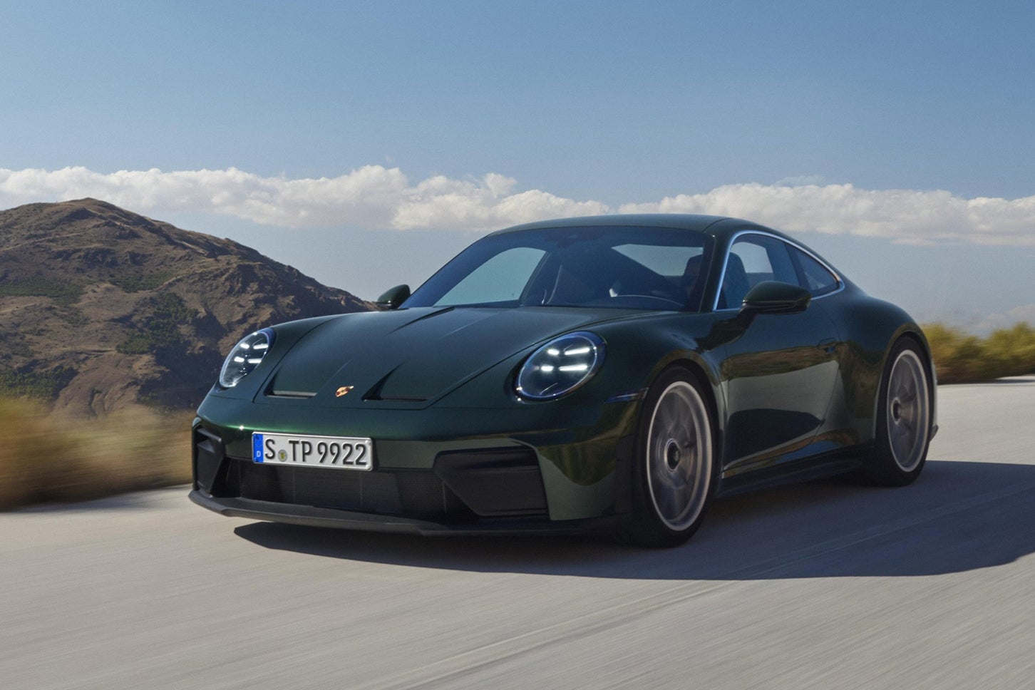 ポルシェ911 GT3ツーリングパッケージ｜7代目後期の991.2型から導入が始まったツーリングパッケージは、大型リヤウイングを装備しない控えめなルックスが特徴だ。2024年10月にGT3と同時に発表された現行992.2型GT3ツーリングパッケージのCd値は0.32（GT3は0.35）と発表されている
