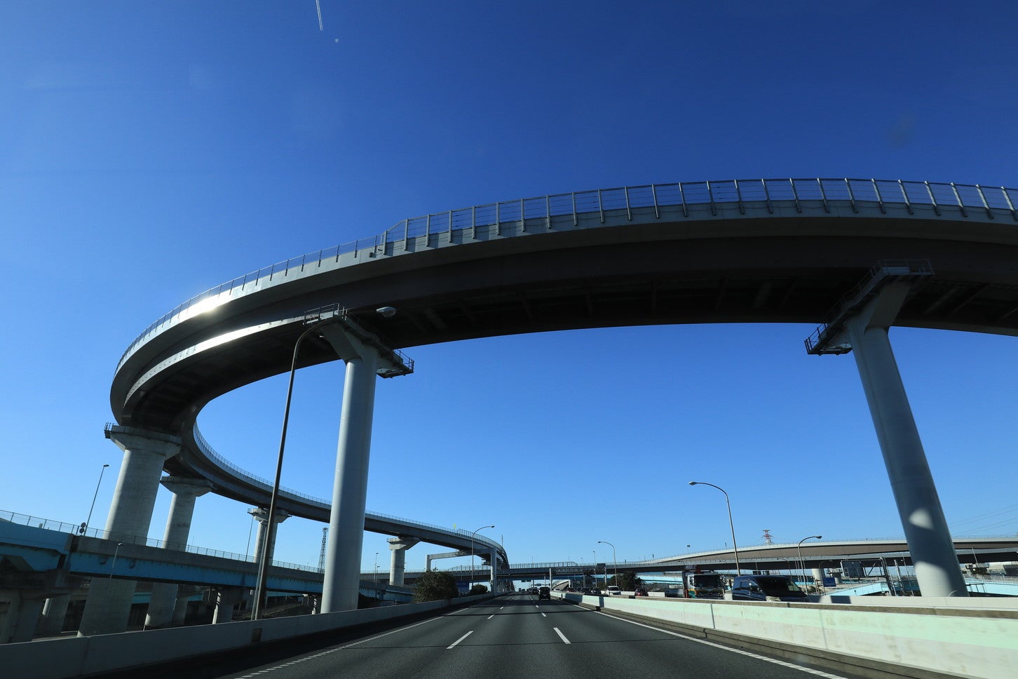 新湾岸道の起点となる高谷JCT付近の様子。(c) tokoriki – stock.adobe.com