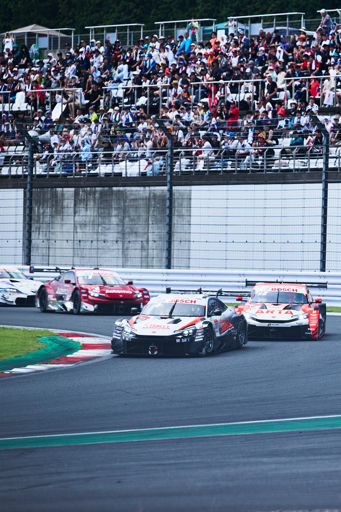 練習走行から頭角を現し、今回のレースを席巻したHRC PRELUDE-GT勢がレースを牽引した。予選2位からスタートし、直後に#8 ARTAを抜いた#100 STANLEY TEAM KUNIMITSUの山本尚貴がトップのまま牧野任祐につなぎ、プレリュード初優勝を記録した。