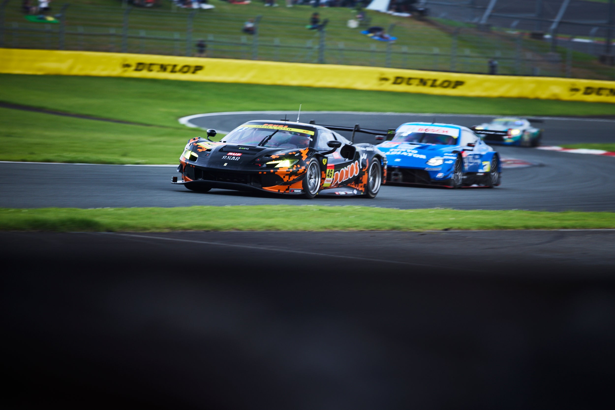 公式練習から予選まで、今回のGT300クラスの主役を張った#45 PONOS RACINGのフェラーリ。レースでもトップ争いを演じたが、最終的には表彰台から引きずり降ろされ4位でレースを追えた。だが今後に向けて手応えはあったはずだ。