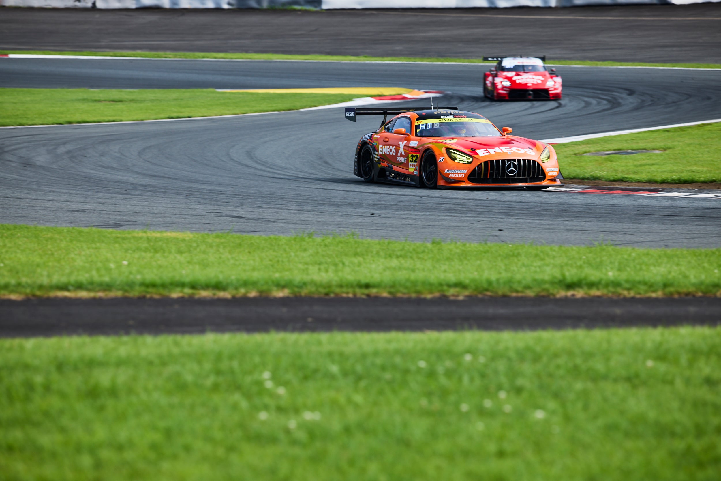 ルーキーの鈴木斗輝哉とベテランの石浦宏明がコンビを組む#32 TEAM ENEOS ROOKIEのAMG GT3は、予選7番手から鈴木がオーバーテイク劇を繰り広げ、優勝争いに進出。レース後半は石浦が奮起し、2位表彰台をゲットした。