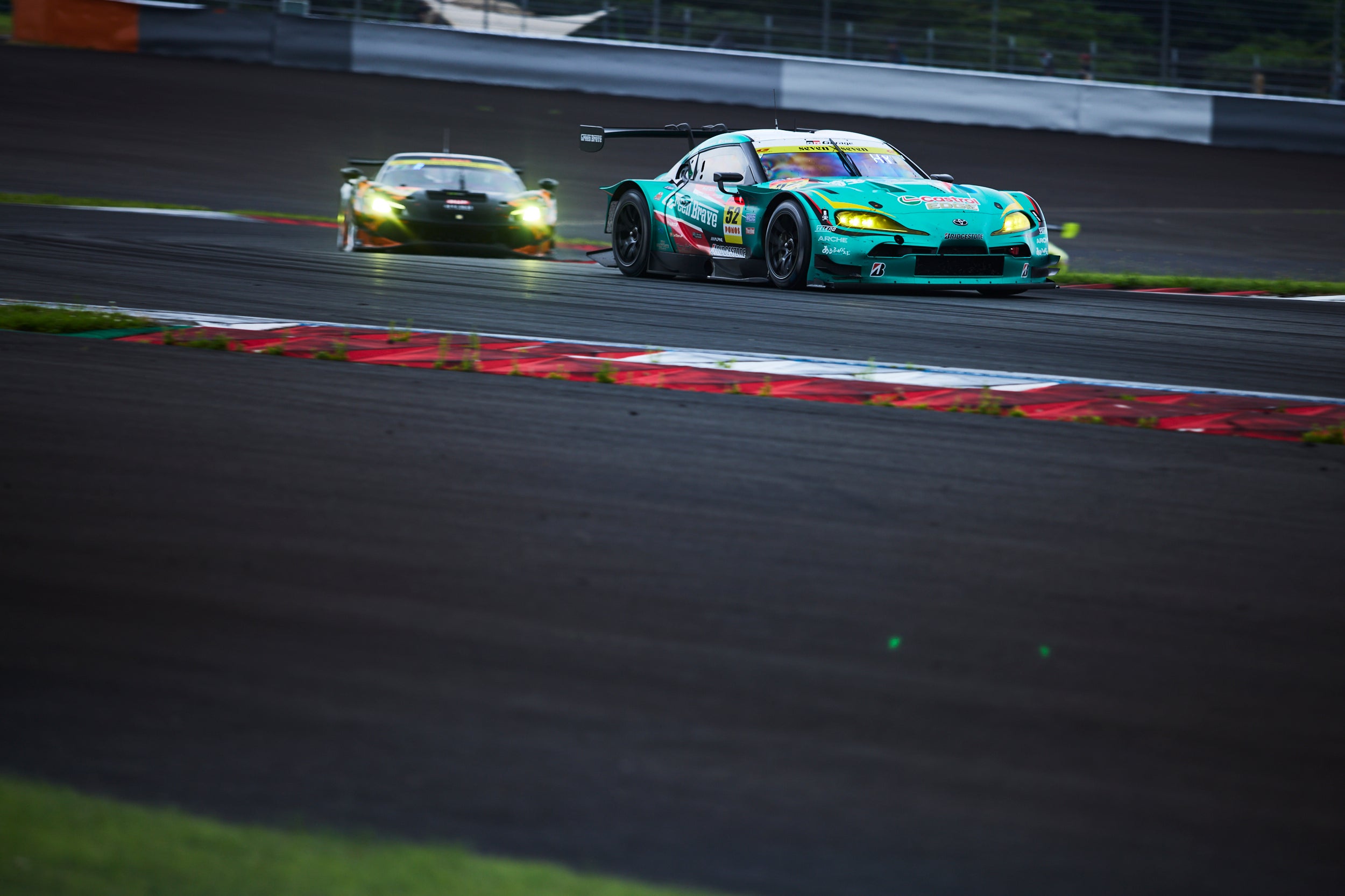 今回のレースのハイライトともいえた、GT300クラス終盤の死闘。前を走る#52 埼玉Green Braveを駆る吉田広樹は、前輪のみ交換という奇策でトップに出るが、当然リアタイヤのグリップは厳しい。だが、#45 PONOS FERRARI 296EVOの猛攻をしのいでトップチェッカーを受けた。