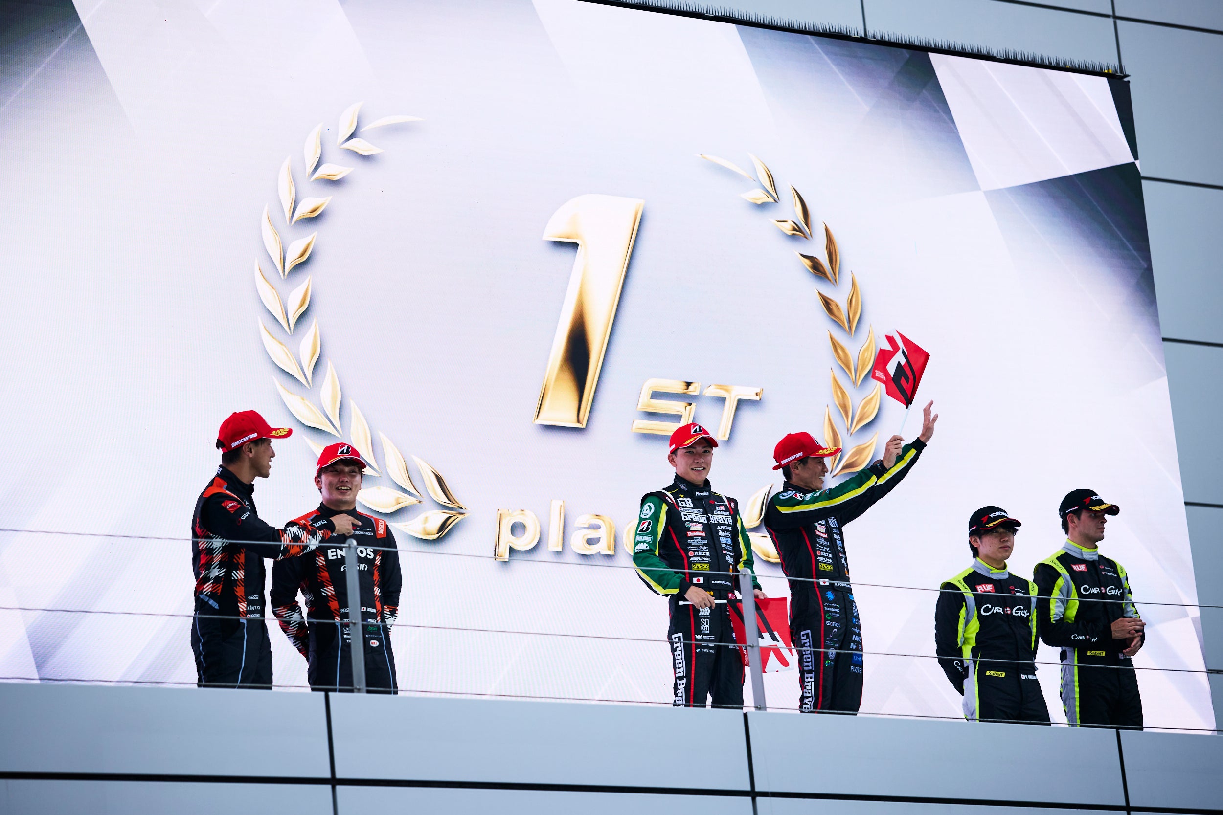 GT300クラスの表彰台。1位になった#52 埼玉Green Braveのスタートドライバーを務めた野中誠太はGT初勝利。自分が加入して以来チームが未勝利だったことを気にしていたという。