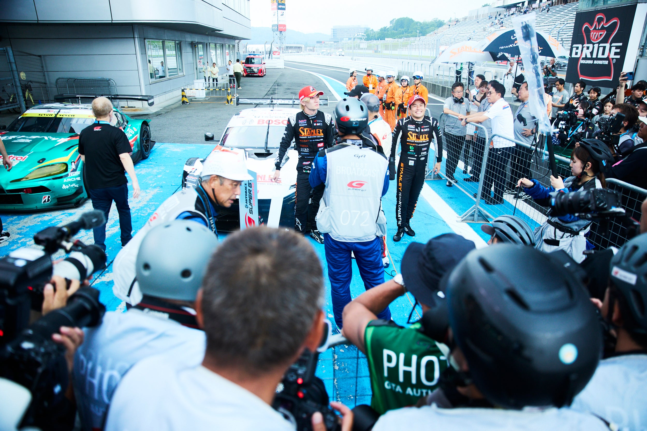 HRC PRELUDE-GTに初勝利をもたらした牧野任祐は号泣。太田格之進との一騎打ちを制した喜びも重なった、感情あふれる男泣きだった。