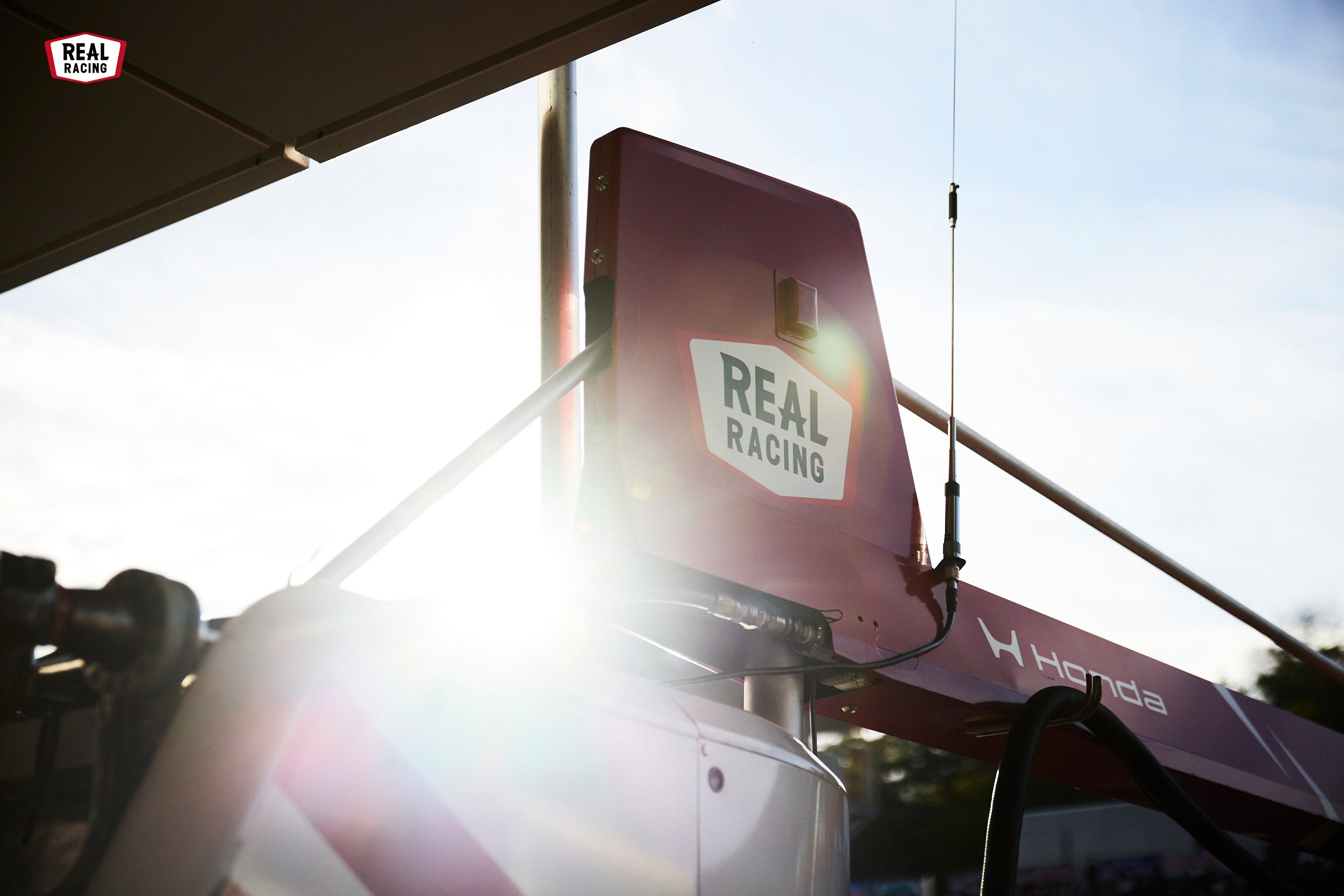 ピットエリアに掲げられたREAL RACINGのロゴ。今年20周年を迎えた、ホンダ系の強豪チームだ。