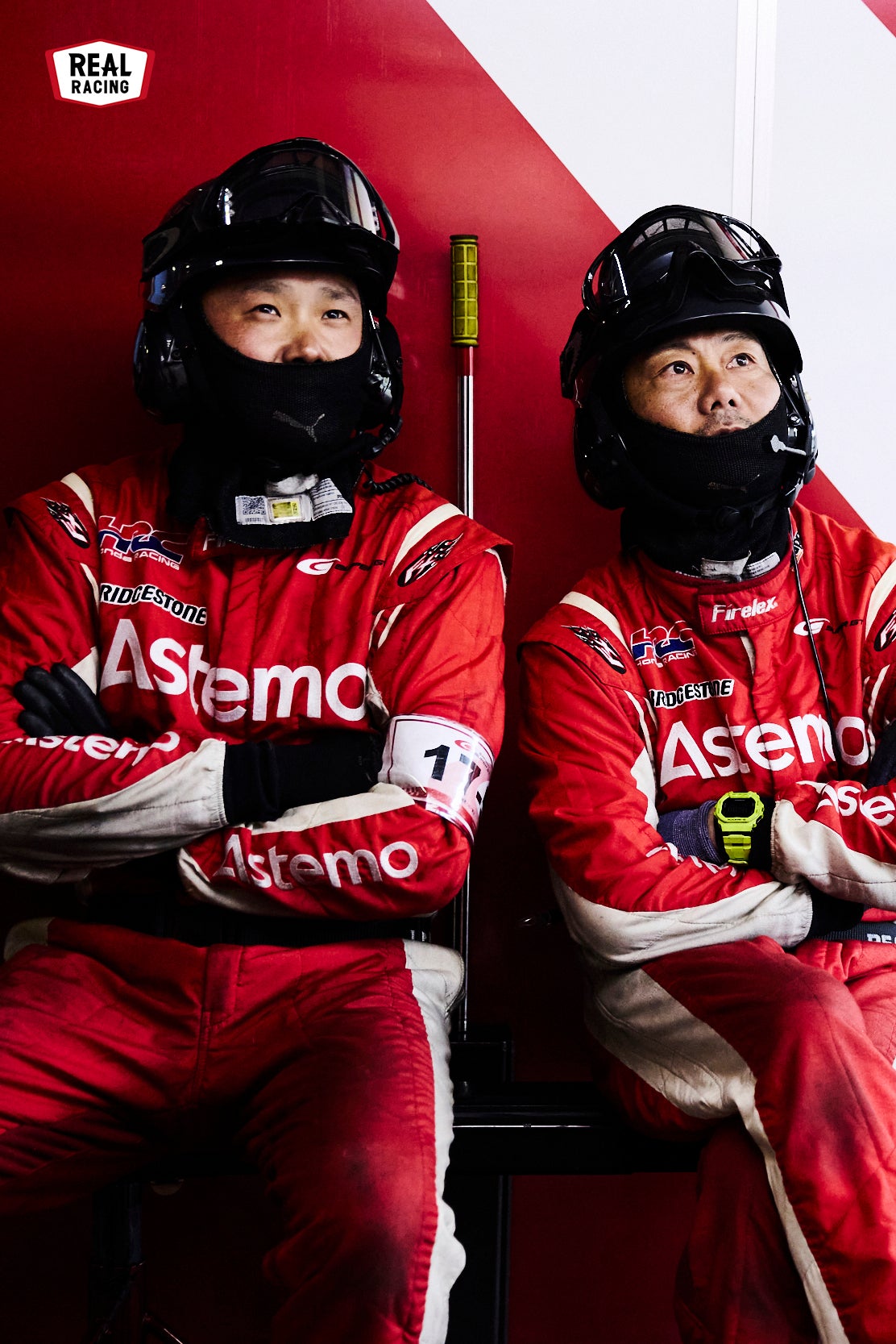 レース中はチームみんながタイミングモニターにくぎ付け。緊急ピットインとなれば、メカニックには迅速な作業が求められる。