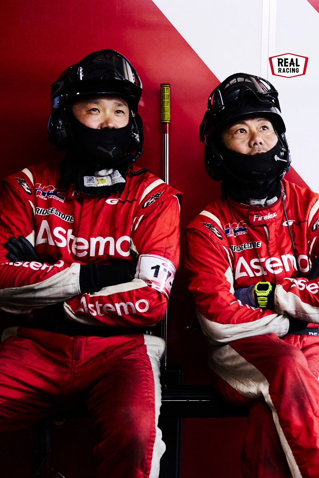 レース中はチームみんながタイミングモニターにくぎ付け。緊急ピットインとなれば、メカニックには迅速な作業が求められる。