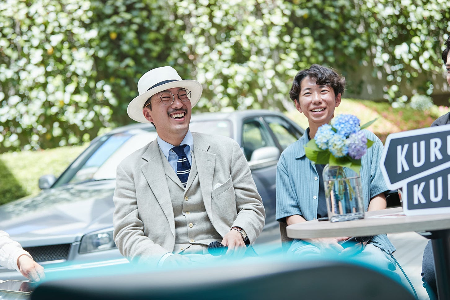 セドリック・セダンとともにトークショーに参加したオーナーの中村さん（写真左）