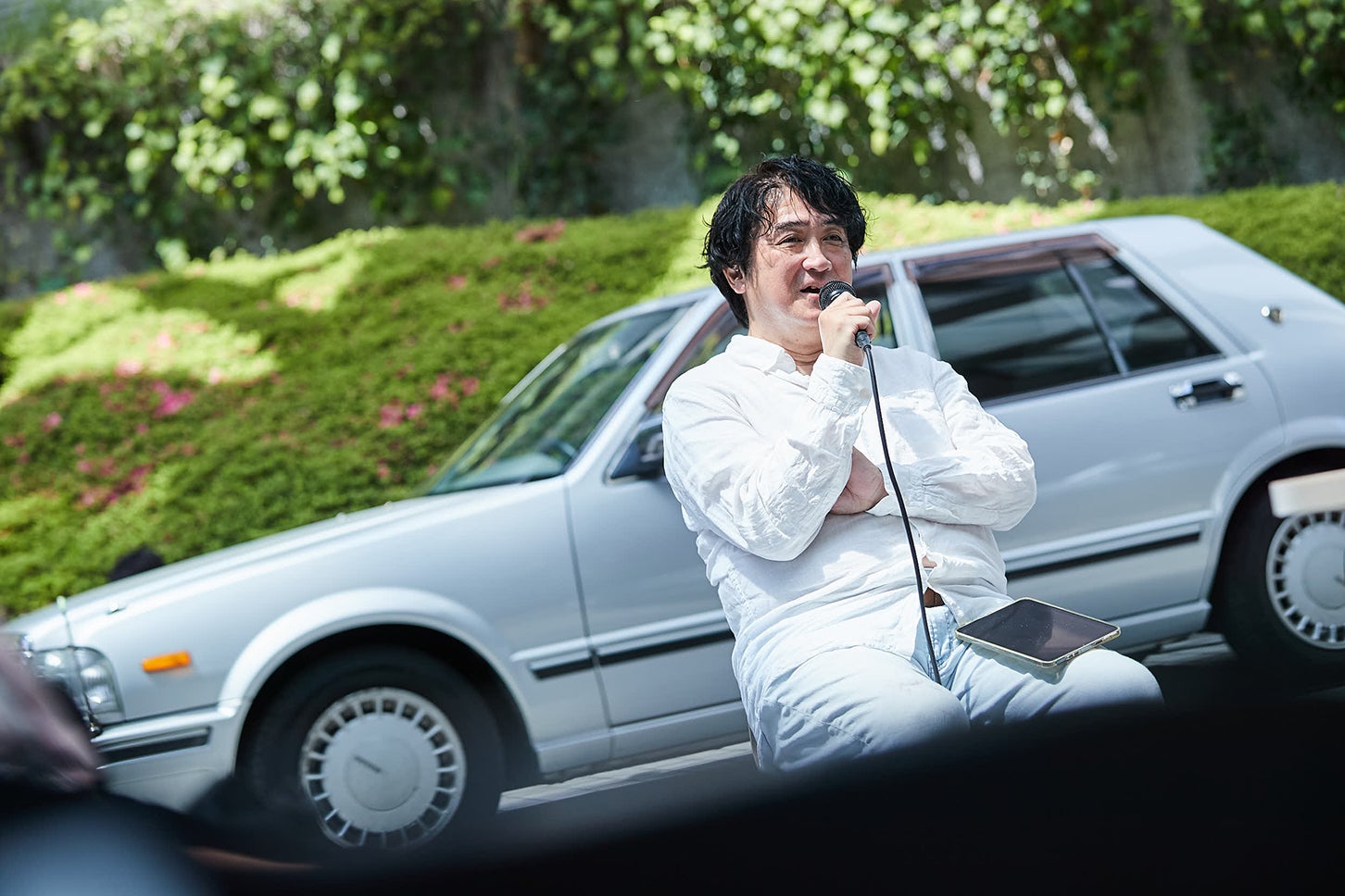 自動車ライターの嶋田智之さん。この日は、自慢のロングヘアーをバッサリカットし、夏仕様のショートカットに。