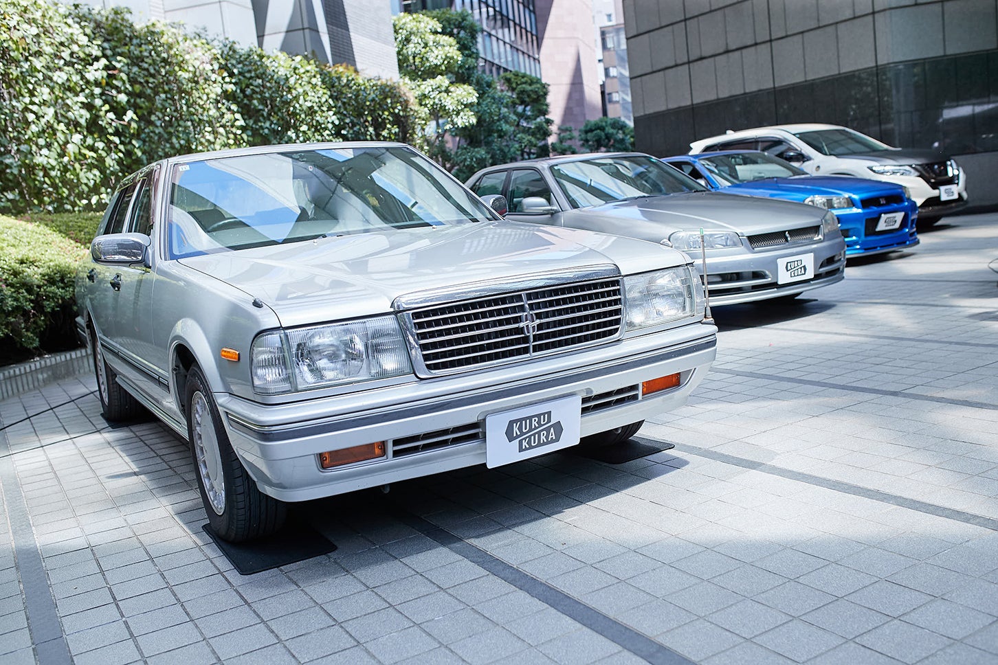 日本自動車会館に集った日産オーナー4人の愛車たち。左からセドリックセダン（Y31型）、スカイライン GT（R34型）、スカイライン GT-R（R34型）、エクストレイル（T32型）。