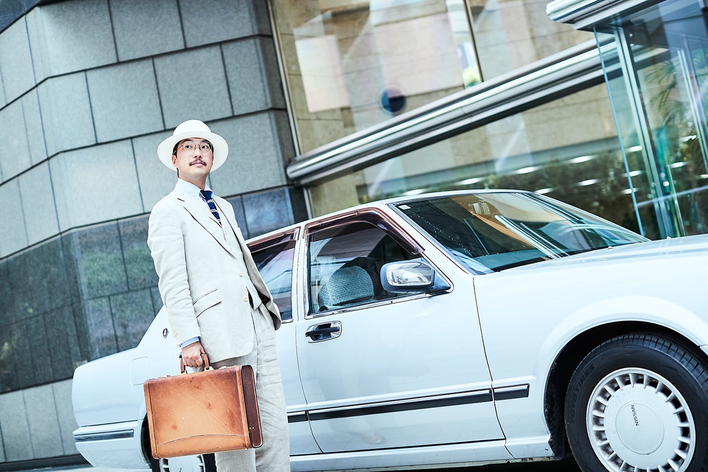 セドリックセダンのオーナー、中村さんは愛車に合わせて、白のセットアップでばっちりコーディネイト！