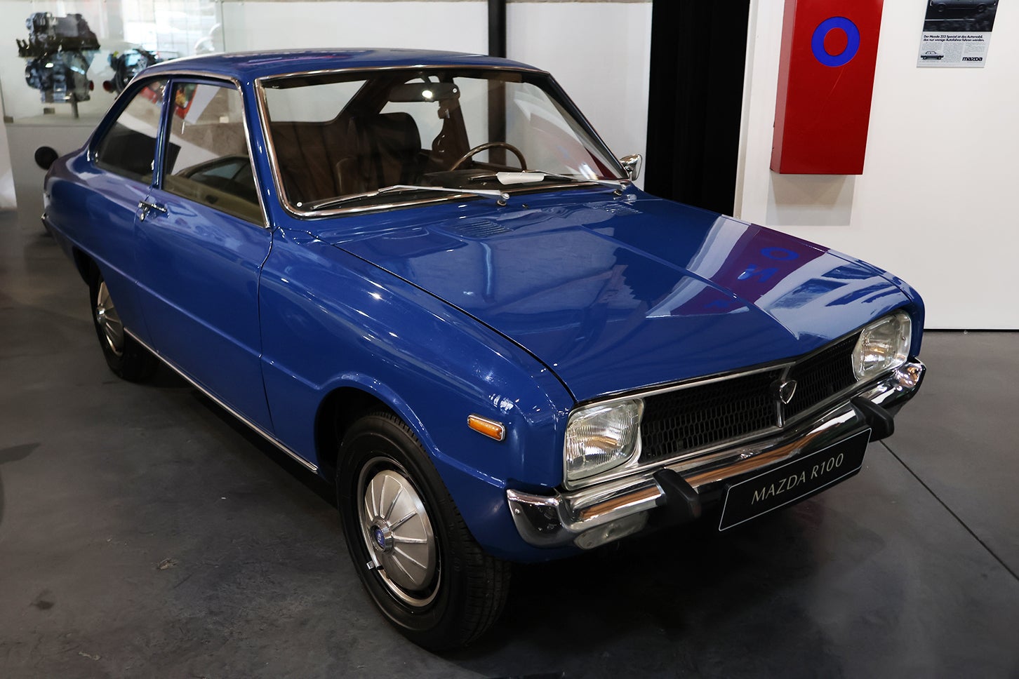 R100（日本名ファミリア・ロータリークーペ）。日本では1968年に発売された。