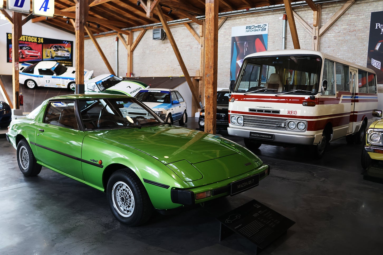 1977年の初代RX-7（手前）。右奥のマイクロバスは、ロータリーエンジンを搭載した1976年のパークウェイだ。