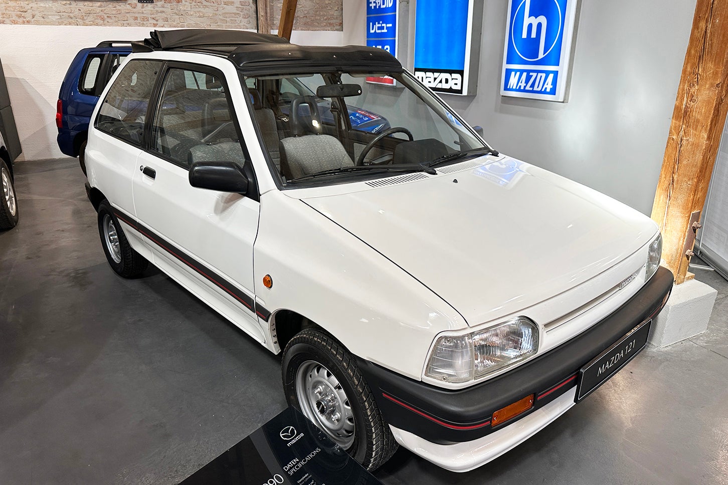 1991年の121。日本では資本提携先であったフォード・ブランドの「フェスティバ」として売られた。広い開口部のキャンバストップがセリングポイントだった。