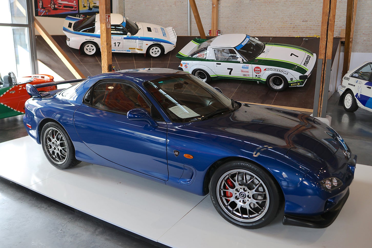 日本で限定販売された2002年のRX-7スピリットR。なかでも展示車は1044台のみ生産された2シーター軽量モデルである。特にこの塗色「イノセントブルー・マイカ」は149台だけという。