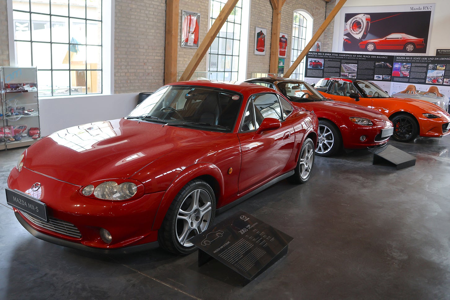 2代目MX-5（NB）を基にした2003年のクーペ仕様。わずか200台（諸説あり）が製造された。