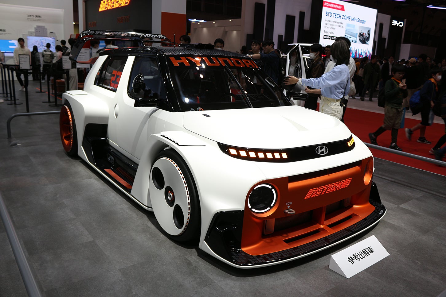 ヒョンデのコンパクトEV「インスター」をベースとしたコンセプトカー。その車名は、インスターとステロイドを組み合わせた「インステロイド」だ。