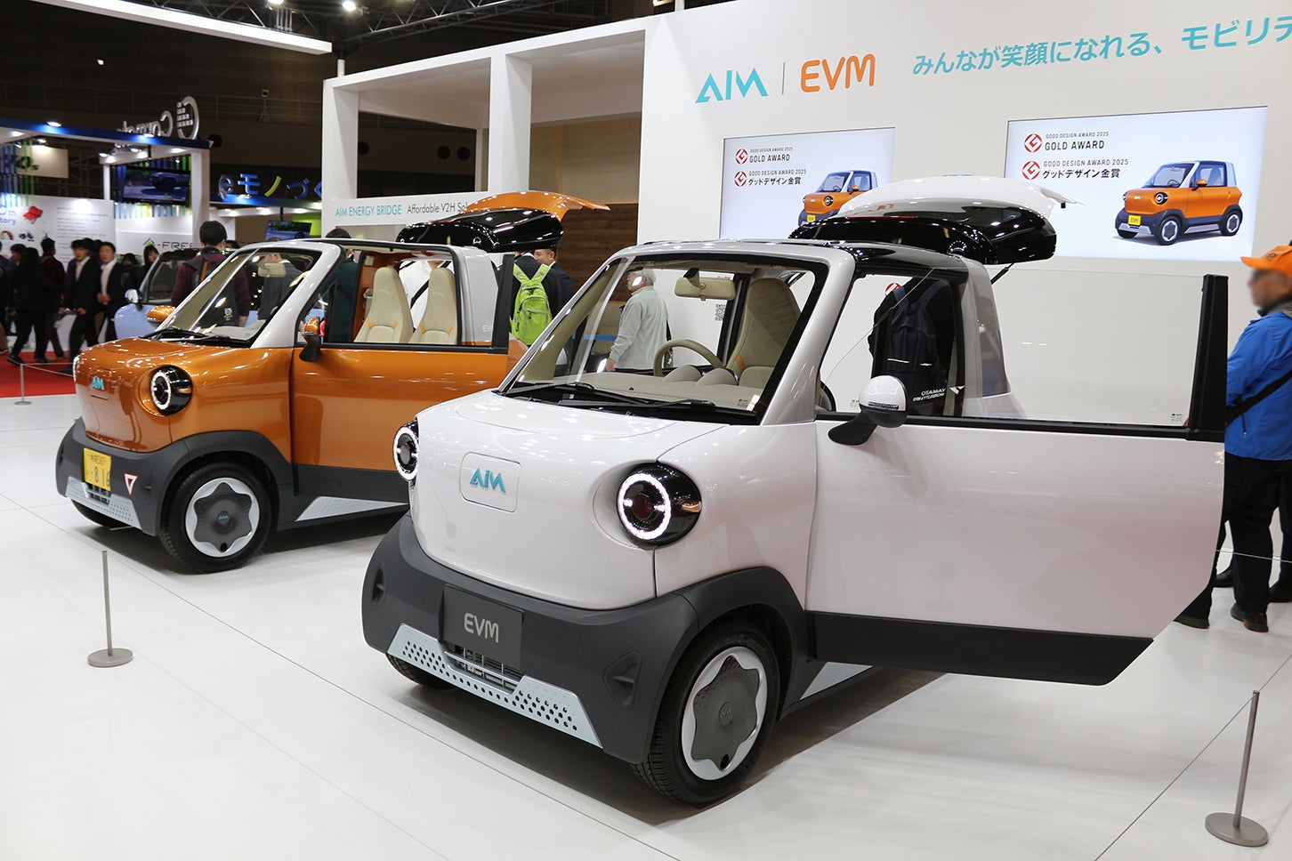 「AIM EVM」は、軽自動車よりもコンパクトなサイズながら、大人2人がゆったり座れる快適な空間を実現。