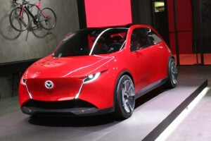 「MAZDA VISION X-COMPACT」は、誰もが気軽にアクティブにクルマを楽しんでほしいという想いを、シンプルなデザインで表現。
