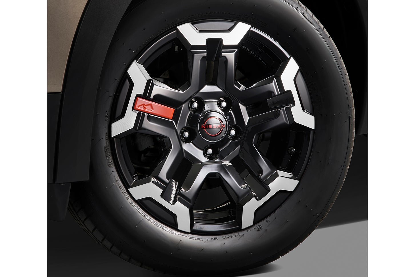 日産キックス・ロック クリーク｜専用17インチアルミホイール（ラバレッドアクセント&ロックマークエンボス付）