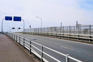 江戸川区と浦安市をつなぐ浦安橋。東西方向の交通流を一手に担う
